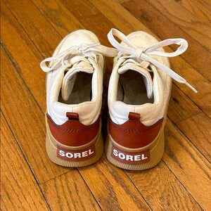 Sorel Women’s waterproof Shoes in White and maroon